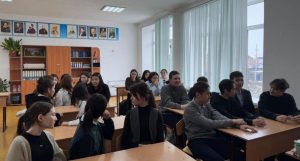 Слева в тексте